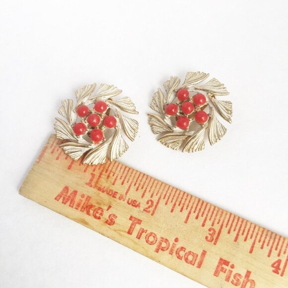 Enameled Flowers Clip On Earrings White Petals Red Beads Retro Fashion Earrings - Picture 6 of 6